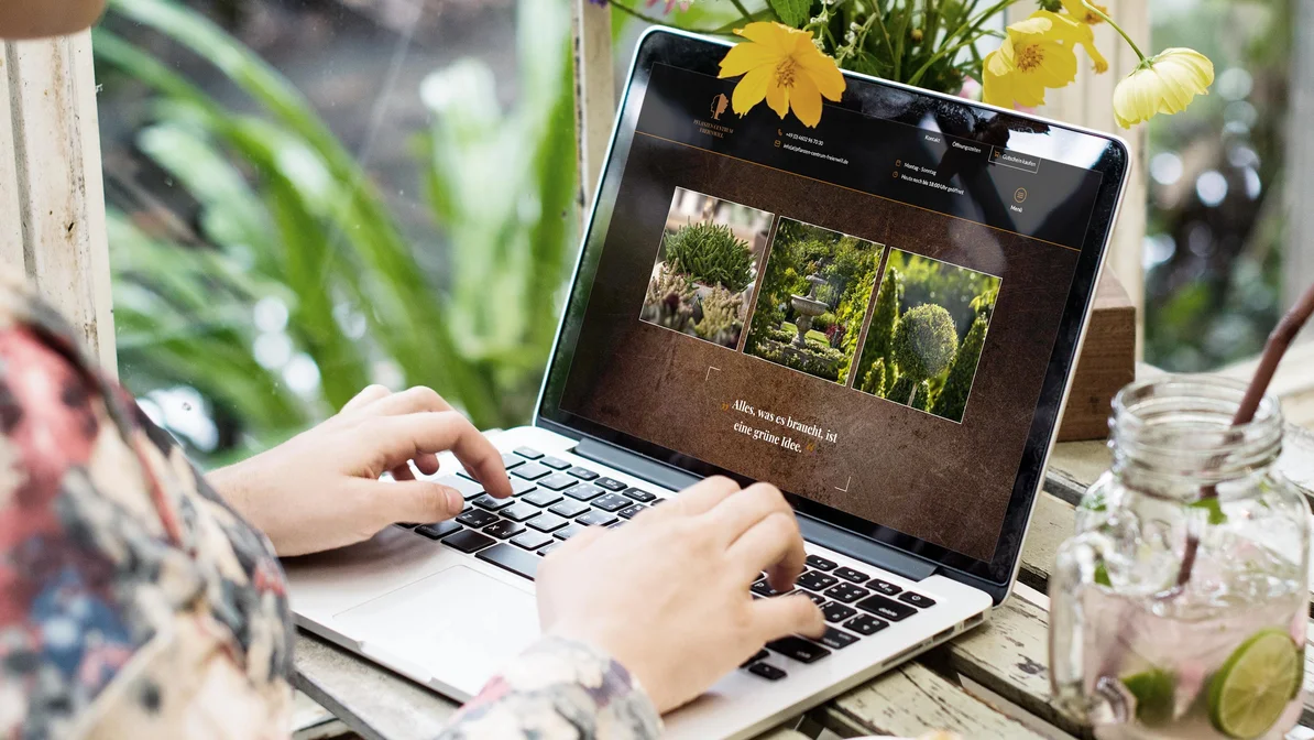 Case PCF Laptop Mockup 