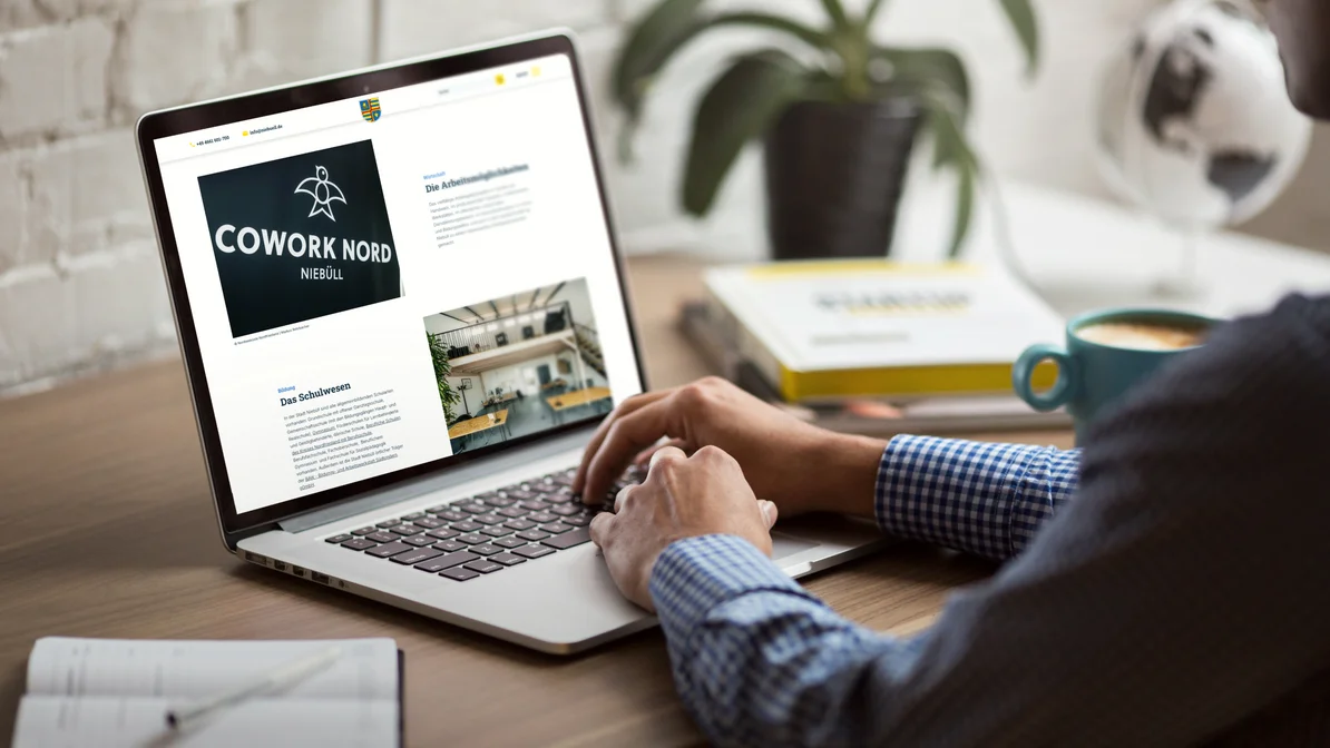 Case Stadt Niebüll Laptop Mockup